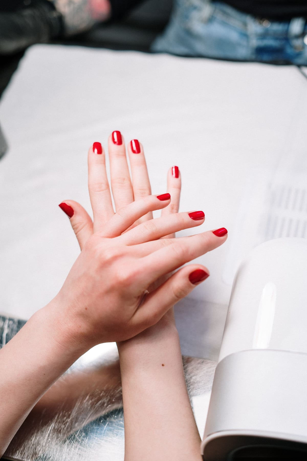 Manicure vermelha, acabamento impecável